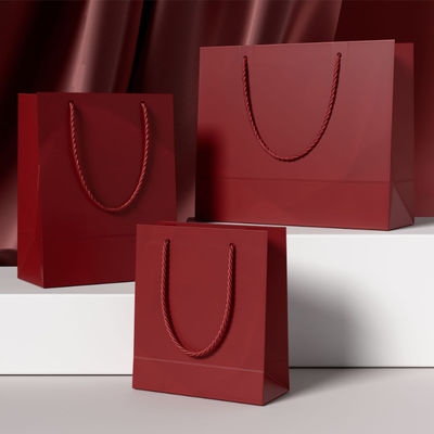 Bolsas de ropa personalizadas Embalaje de lujo de cartón de marfil Kraft papel de bajo precio Bolsa de regalo de compras Logotipo personalizado
