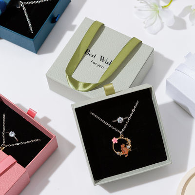 Cajas de joyería de papel kraft personalizadas de lujo para aretes y collares Embalaje de regalo ecológico y reciclable para anillos de papel para mujeres