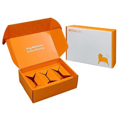 Papel para mascotas de color naranja, envasado en una caja de correo, envasado en una caja para perros ecológica, en una carpeta