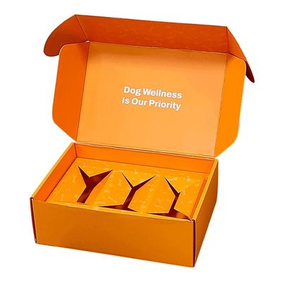 Papel para mascotas de color naranja, envasado en una caja de correo, envasado en una caja para perros ecológica, en una carpeta