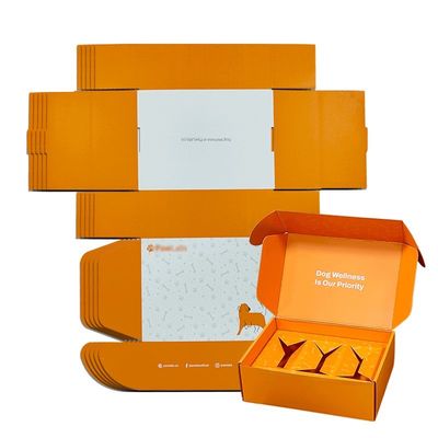 Papel para mascotas de color naranja, envasado en una caja de correo, envasado en una caja para perros ecológica, en una carpeta