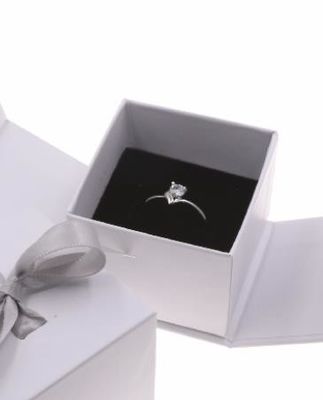 Pequeña caja de papel de lujo para el anillo de boda joyería caja de cartón rígida con tapa de colgajo