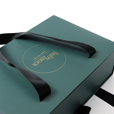 Pedido personalizado Acceptado Embalaje de ropa Papel de ropa Caja con mango de tamaño personalizado