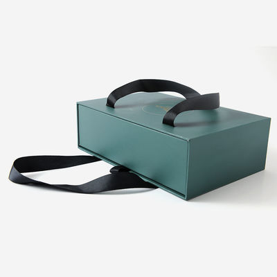 Pedido personalizado Acceptado Embalaje de ropa Papel de ropa Caja con mango de tamaño personalizado
