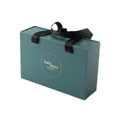 Pedido personalizado Acceptado Embalaje de ropa Papel de ropa Caja con mango de tamaño personalizado