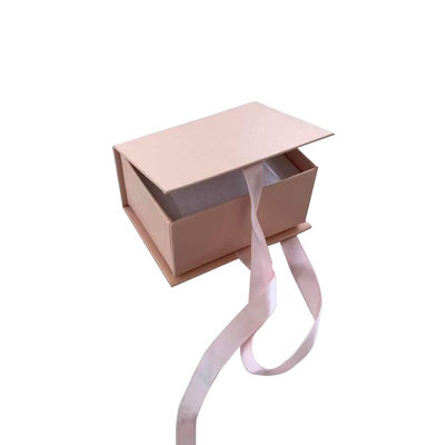 Caja de regalo de cartón blanco personalizada con cerradura de cinta Impresión de logotipo de ropa aceptable