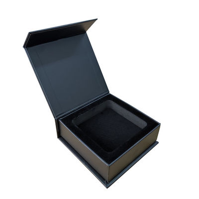 Materiales reciclados Caja de regalo magnética con logotipo de sello de plata negro mate y inserción de EVA