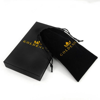 Un elegante cajón negro rígido con logotipo personalizado de papel de oro y revestimiento de terciopelo suave.