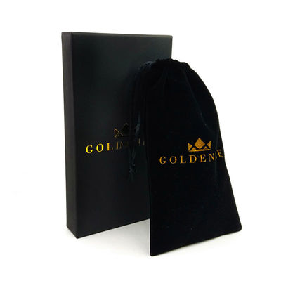 Un elegante cajón negro rígido con logotipo personalizado de papel de oro y revestimiento de terciopelo suave.