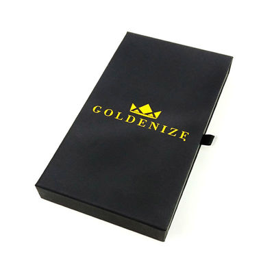 Un elegante cajón negro rígido con logotipo personalizado de papel de oro y revestimiento de terciopelo suave.