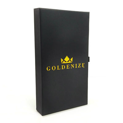 Un elegante cajón negro rígido con logotipo personalizado de papel de oro y revestimiento de terciopelo suave.