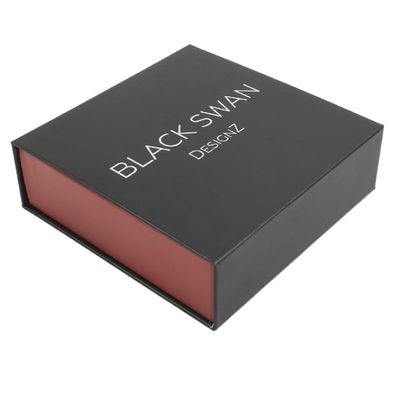 Logotipo personalizado Caja de regalo de lujo negra con cierre magnético hecha de materiales reciclados