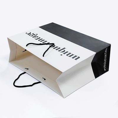 Accesorios de cinta Bolso de papel con logotipo personalizado para tiendas al por menor Bolsas de embalaje de regalos