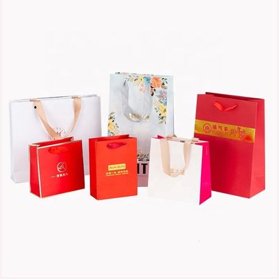 Pedido personalizado aceptable de lujo logotipo impresa bolsa de compras para un hermoso regalo navideño