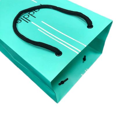 Bolsa de regalo de papel verde mate de lujo para el embalaje de ropa