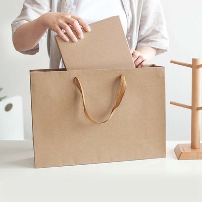 Bolsas de compras de papel Kraft marrón Impresión offset de ropa Bolsa de papel Logotipo personalizado
