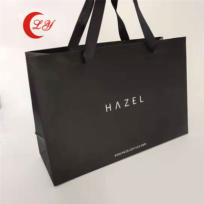Bolsas de papel de regalo negras ecológicas con su propio logotipo hechas de materiales reciclados