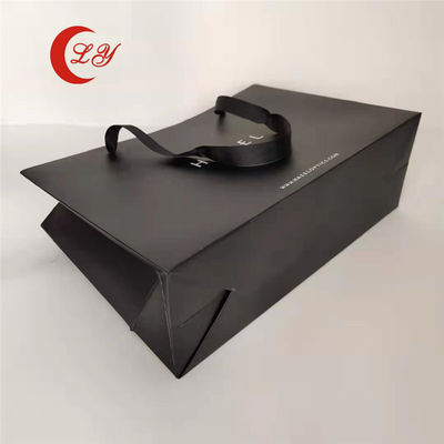 Bolsas de papel de regalo negras ecológicas con su propio logotipo hechas de materiales reciclados