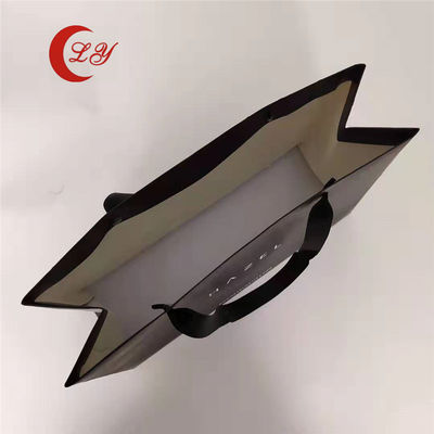 Bolsas de papel de regalo negras ecológicas con su propio logotipo hechas de materiales reciclados