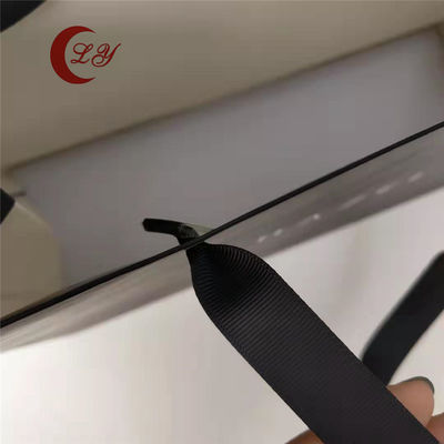 Bolsas de papel de regalo negras ecológicas con su propio logotipo hechas de materiales reciclados