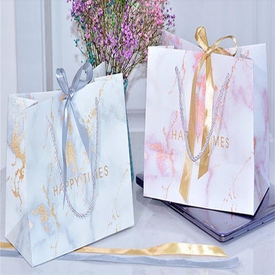 Estampado caliente Bolsas de regalo de lujo personalizadas Bolsas de compras Kraft reciclables con asas