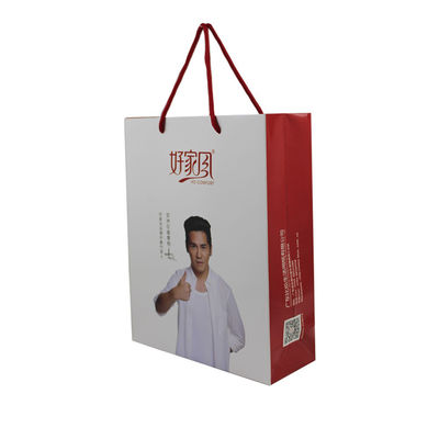 Bolsas de papel personalizadas recicladas con mango de laminado mate / brillante