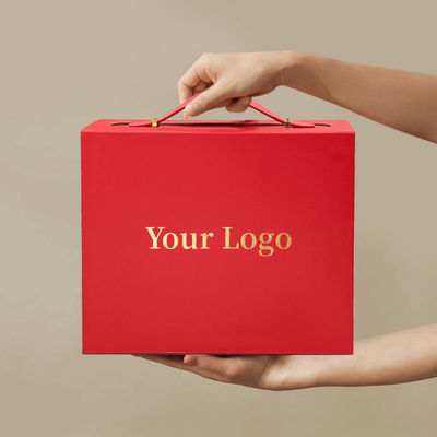 Caja de regalo con logotipo personalizado hecha de cartón reciclable exquisito con mango práctico de cuero