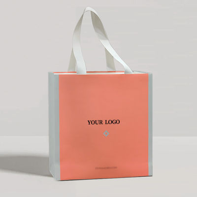 Bolsas de regalo personalizadas de alta gama en mano Tienda de ropa Bolsas de papel Kraft artesanal personalizadas Embalaje de regalos