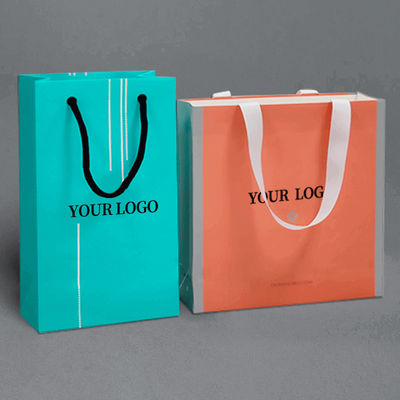 Bolsas de regalo personalizadas de alta gama en mano Tienda de ropa Bolsas de papel Kraft artesanal personalizadas Embalaje de regalos