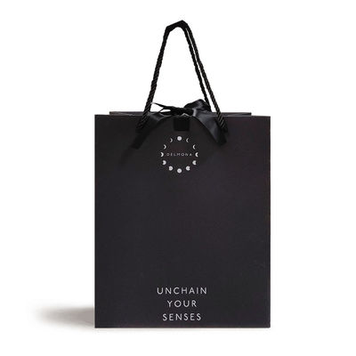Diseño personalizado de lujo Negro Matte Papel grueso Embalaje de ropa Bolsa de compras de regalo con cinta y mango de logotipo