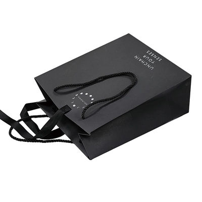 Diseño personalizado de lujo Negro Matte Papel grueso Embalaje de ropa Bolsa de compras de regalo con cinta y mango de logotipo