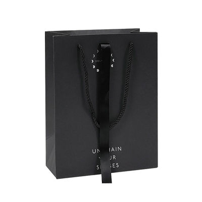 Diseño personalizado de lujo Negro Matte Papel grueso Embalaje de ropa Bolsa de compras de regalo con cinta y mango de logotipo