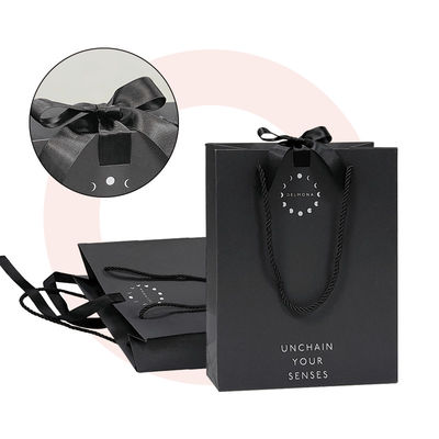 Diseño personalizado de lujo Negro Matte Papel grueso Embalaje de ropa Bolsa de compras de regalo con cinta y mango de logotipo