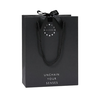 Diseño personalizado de lujo Negro Matte Papel grueso Embalaje de ropa Bolsa de compras de regalo con cinta y mango de logotipo