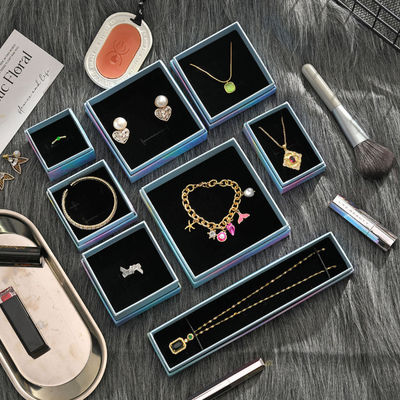 Cajas de joyas de logotipo personalizado collar de mujeres aretes anillo hermosamente embalado conjunto completo de cajas de regalo de papel