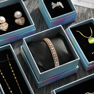 Cajas de joyas de logotipo personalizado collar de mujeres aretes anillo hermosamente embalado conjunto completo de cajas de regalo de papel