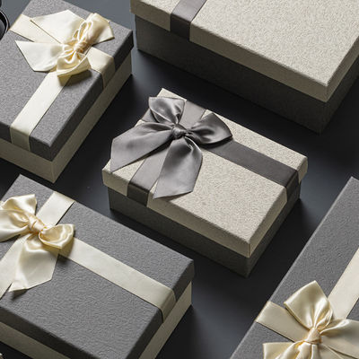 Envasado de caja de regalo de gama alta Tamaño personalizable para el Día de San Valentín Día de la Madre Decoración de arco blanco negro Caja de regalo