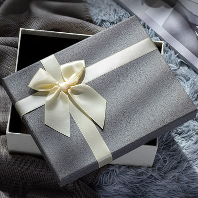 Envasado de caja de regalo de gama alta Tamaño personalizable para el Día de San Valentín Día de la Madre Decoración de arco blanco negro Caja de regalo