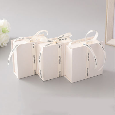 Logotipo de cinta blanca caja de regalo plegable maquillaje ropa accesorios cartón rígido con laminación brillante