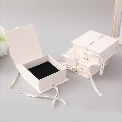 Logotipo de cinta blanca caja de regalo plegable maquillaje ropa accesorios cartón rígido con laminación brillante
