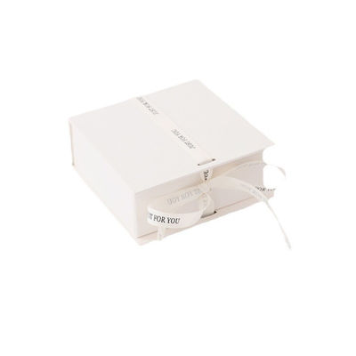 Logotipo de cinta blanca caja de regalo plegable maquillaje ropa accesorios cartón rígido con laminación brillante
