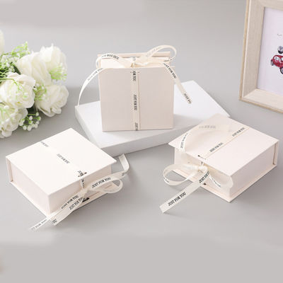 Logotipo de cinta blanca caja de regalo plegable maquillaje ropa accesorios cartón rígido con laminación brillante