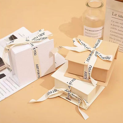 Logotipo de cinta blanca caja de regalo plegable maquillaje ropa accesorios cartón rígido con laminación brillante