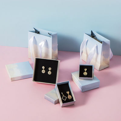 Logotipo de lujo de cartón personalizado Cajas de joyas Anillos Ahorros Collares Brazaletes Base rígida Joyería Embalaje