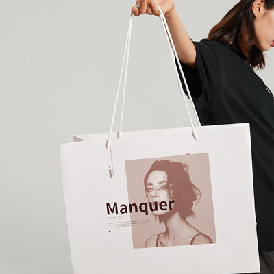 Bolsas de compras de lujo premium de papel blanco con impresión personalizada y diseño de asa de cinta