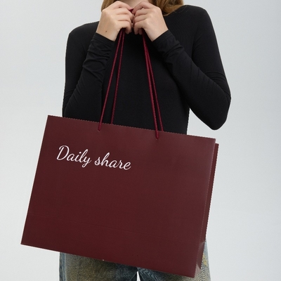 Bolsas de compras de papel grandes elegantes personalizadas Vestidos Diseño de logotipo personalizado Moda reciclada a granel Bolsas de lujo de marca para tiendas