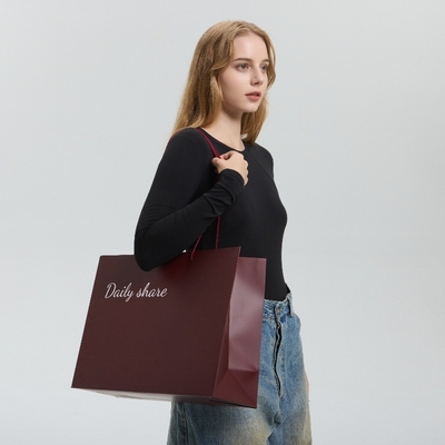 Bolsas de compras de papel grandes elegantes personalizadas Vestidos Diseño de logotipo personalizado Moda reciclada a granel Bolsas de lujo de marca para tiendas