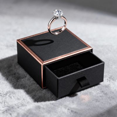 Vintage Luxury Custom Logotipo de anillo Cajas de marfil de cartón con esponja de terciopelo revestimiento Estampado Barnizado UV Revestimiento Impresión Manipulación