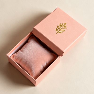 Caja de regalo de lujo diseñada a medida, caja de joyería de papel rígido verde repujado para anillos y aretes, almacenamiento de accesorios de moda