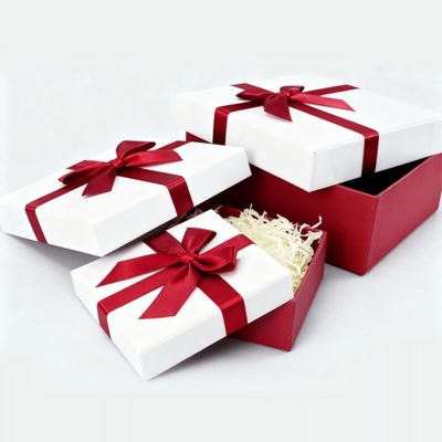 Caja rígida de regalo de lujo personalizada de fábrica con tapa, cartón estucado con laminación mate, relieve y estampado para embalaje de regalo